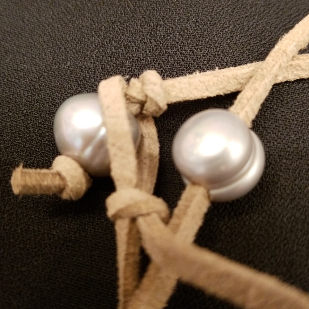 Necklace silver gray barrel pearls on taupe suede - Picture 6 of 6